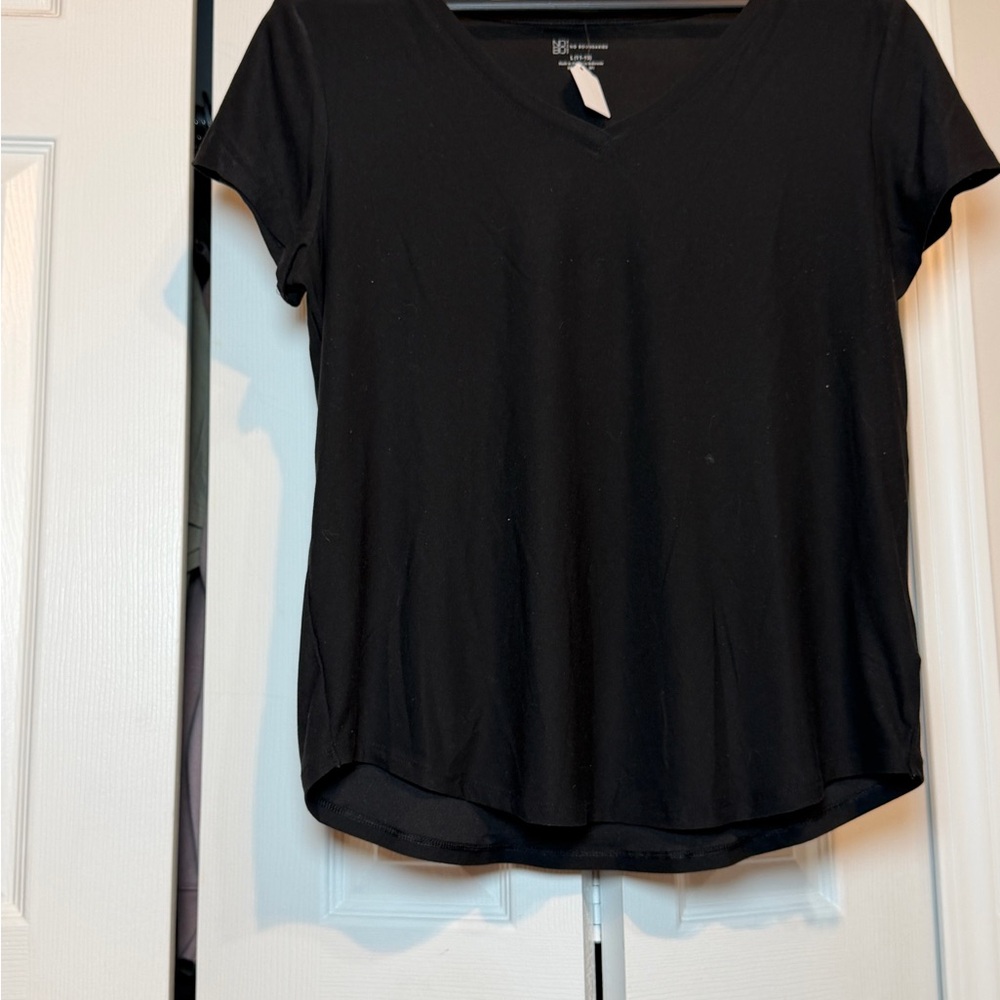 No Boundaries Black V-Neck Short Sleeve Tee